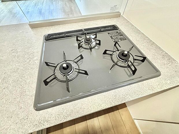 【Ｓｉセンサーコンロ】ガスコンロはＳｉセンサー搭載。火力調節や焦げ付き・消し忘れも防いでくれます。