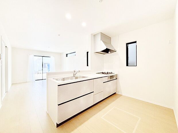 【ダイニングキッチン】ご家族の会話弾む対面キッチン。お料理中のパパママもご家族と過ごす時間が増えそう！