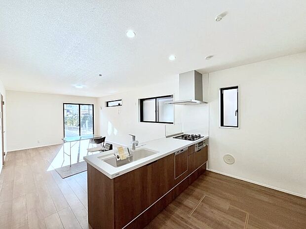 【ダイニングキッチン】カウンター越しに楽しいおしゃべり。いつものお料理がもっと美味しくなりそうですね。 