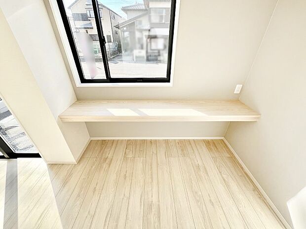 【その他内観】リビングカウンター。リモートワークやお子様の勉強机など、作業スペースにおすすめ。