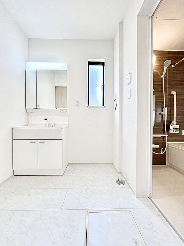 【脱衣場】柔らかな朝の光を感じられる窓がついた洗面室