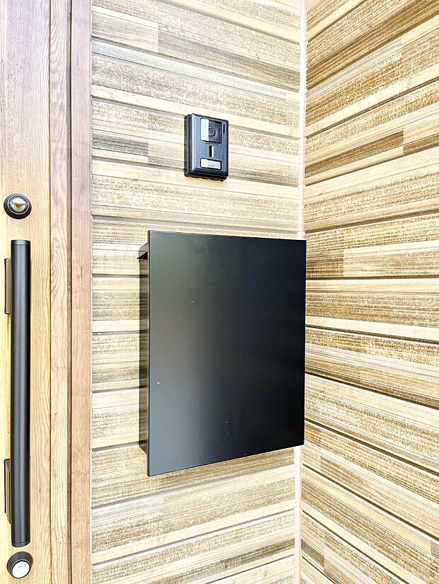 【その他現地】シンプルデザインのポスト。