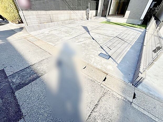 【駐車場】2台（車種による）駐車可！ご家族みんなの自転車も置ける広々カースペース。