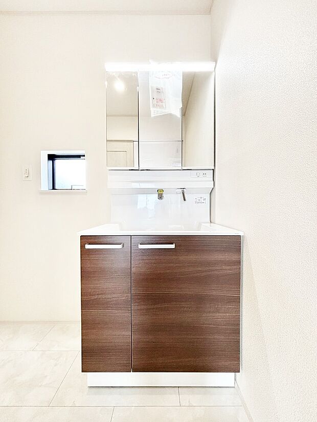 【洗面台・洗面所】スタイリングに便利な三面鏡、ミラーキャビネットで細かい物スッキリ