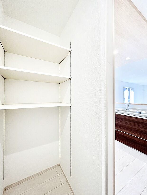 【キッチン背面収納】食材のストックはもちろん、日用品の収納など使い方はいろいろ！