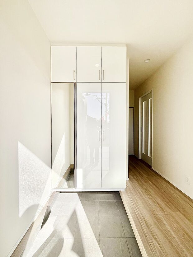 【玄関】天井まである玄関収納で、家族全員の靴もすっきり収納！