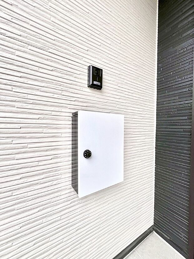 【その他現地】シンプルデザインのポスト。