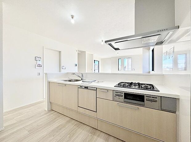 【ダイニングキッチン】料理をしながらでもご家族との会話を楽しめる対面キッチン 