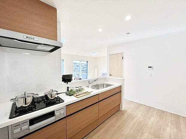 【ダイニングキッチン】料理をしながらでもご家族との会話を楽しめる対面キッチン　