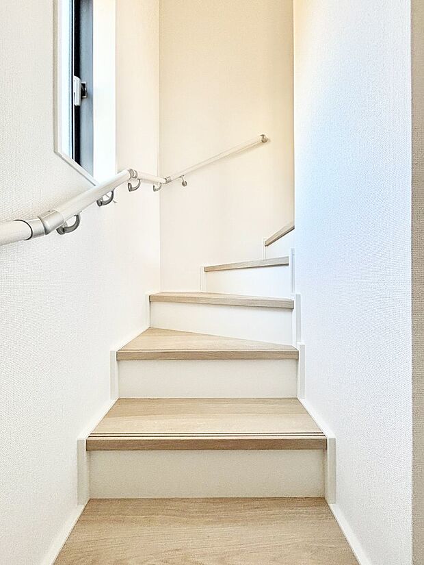 【その他内観】階段は手すり付きなので小さなお子さまやご高齢の方も安心です