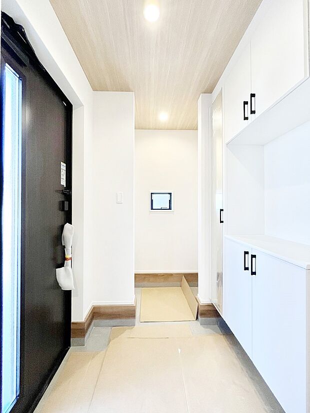 【玄関】明るい玄関はお客様をお出迎えするのにぴったりです！