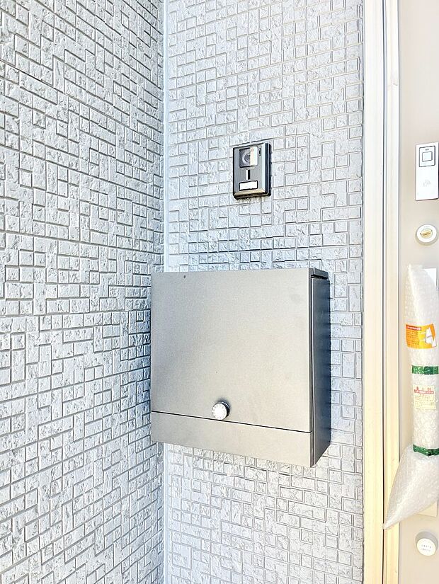 【その他現地】シンプルデザインのポスト。