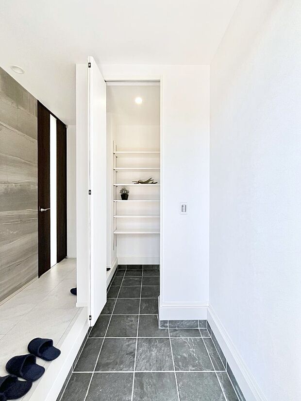 【玄関】窮屈さを感じさせない広々玄関！