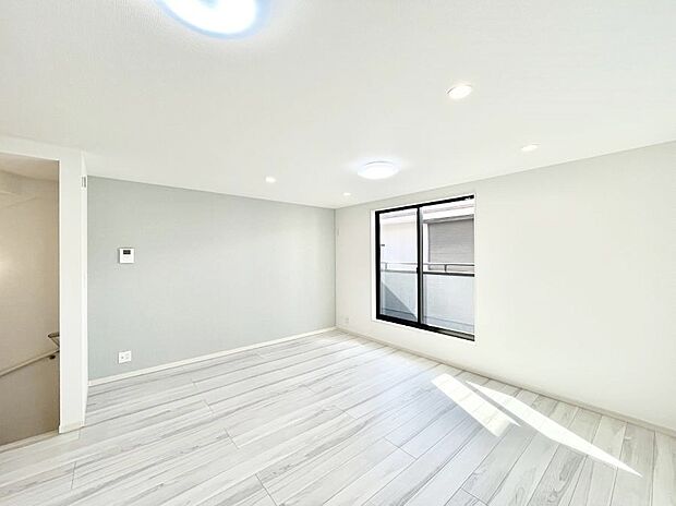 【リビングダイニング】アクセントクロスがお洒落なリビング。家族でのんびりくつろげる広々スペース。