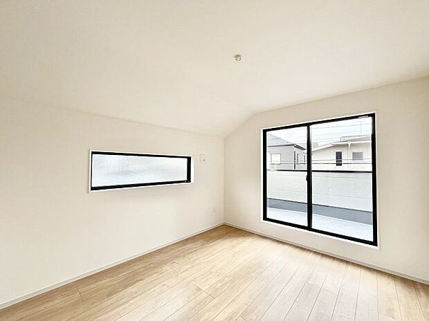 【寝室】明るいバルコニーサイドに洋室を設置。目覚めの良い寝室に。  