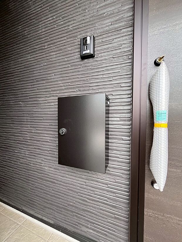 【その他現地】シンプルデザインのポスト。