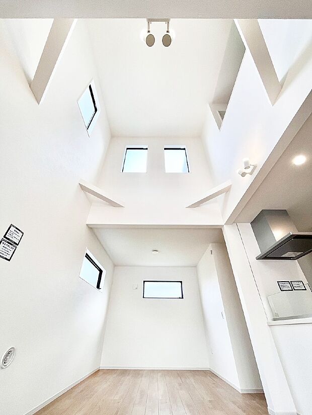 【その他内観】開放感を際立たせるリビングの吹き抜け。心地よい風が通り抜けます。