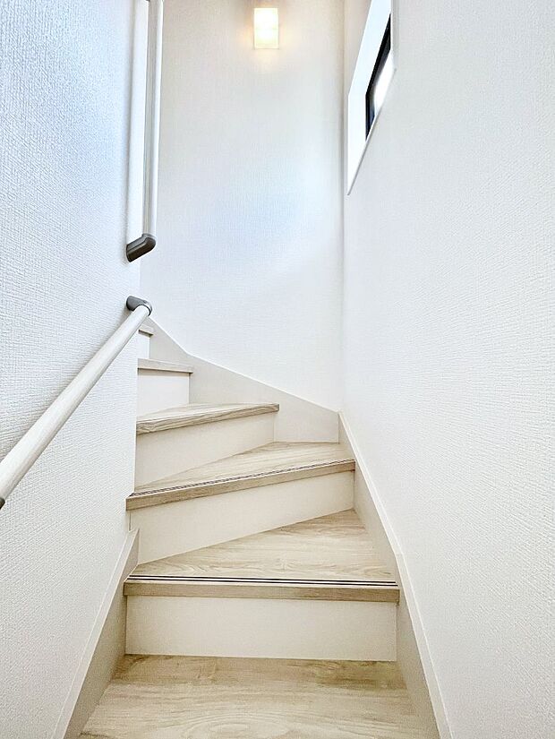 【その他内観】階段は手すり付きなので小さなお子さまやご高齢の方も安心です
