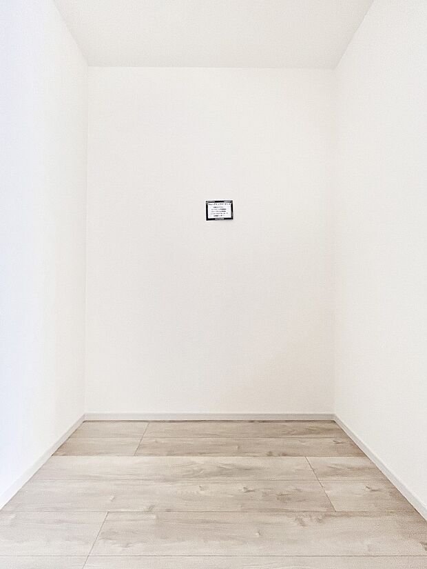 【ウォークインクローゼット】ウォークインクローゼット付きで生活空間を広く利用できます。