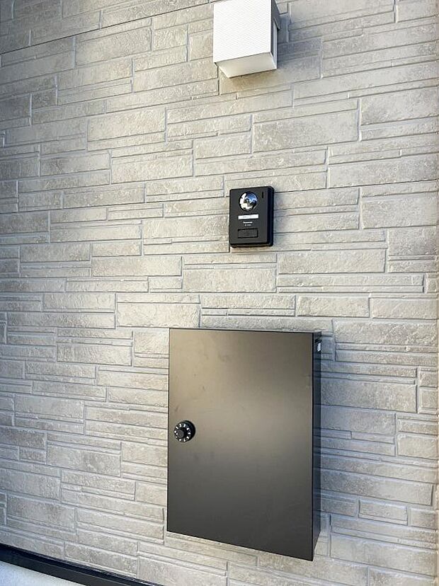 【その他現地】シンプルデザインのポスト。