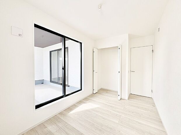 【寝室】収納が充実しているので居住スペースを広々使えます