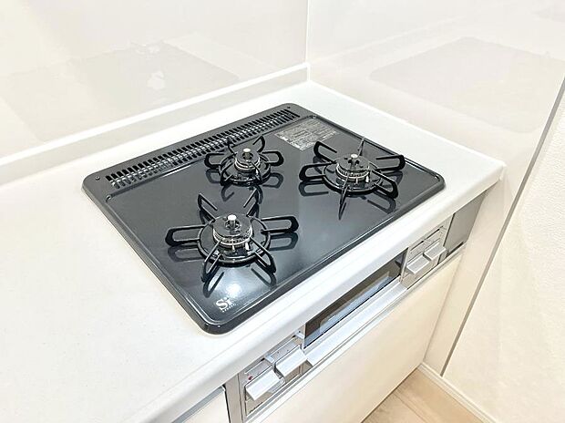 【Siセンサーコンロ】ガスコンロはSiセンサー搭載。火力調節や焦げ付き・消し忘れも防いでくれます。