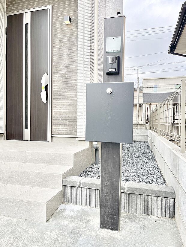 【その他現地】シンプルデザインのポスト。