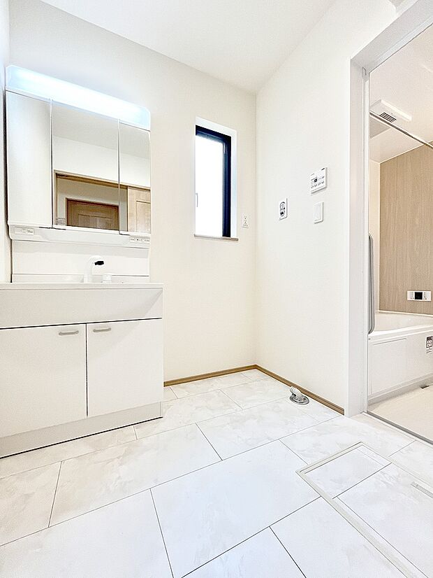 【脱衣場】清潔感ある洗面化粧室で朝の身支度も快適