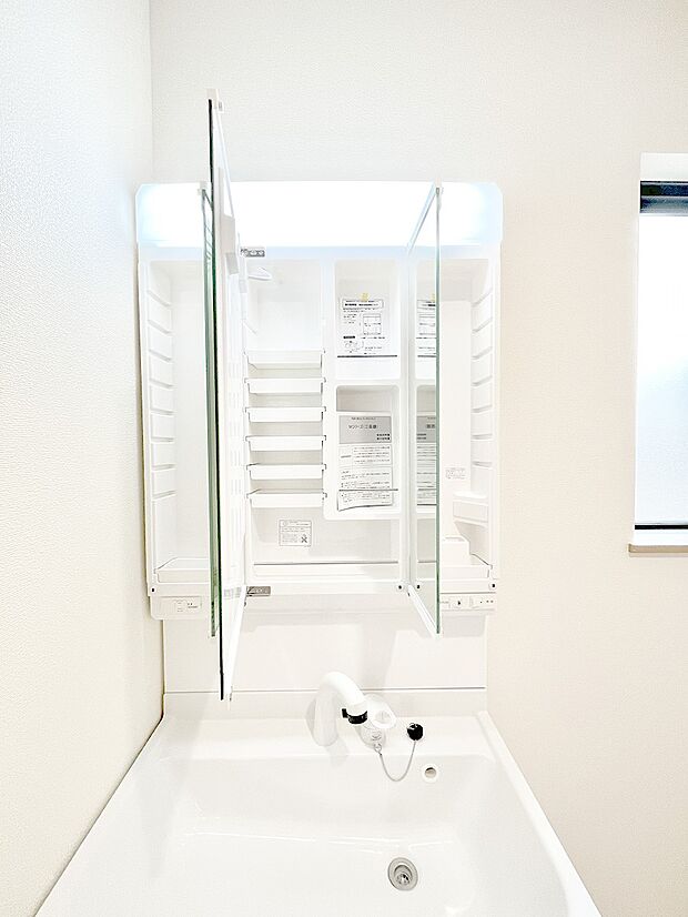 【三面鏡裏収納】三面鏡の裏に、化粧品や衛生用品などを収納可能。洗面台をすっきりと保ちます!