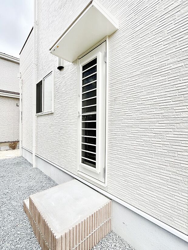 【勝手口】換気&採光にもうれしい勝手口