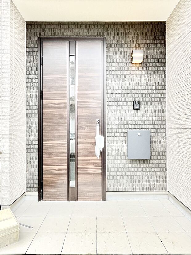 【玄関】玄関前は雨が降っても濡れにくい屋根付き