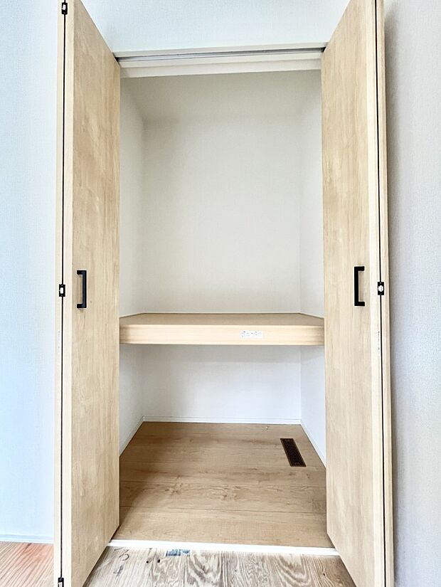 【押入】来客用などのお布団もスッキリ収納できる押入れ