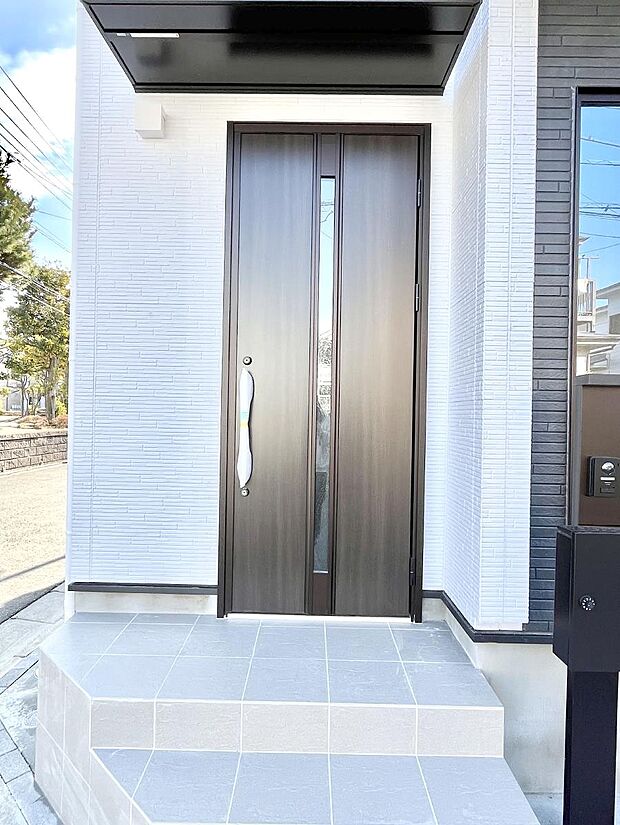 【玄関】大切な家族、来客を出迎える玄関。
