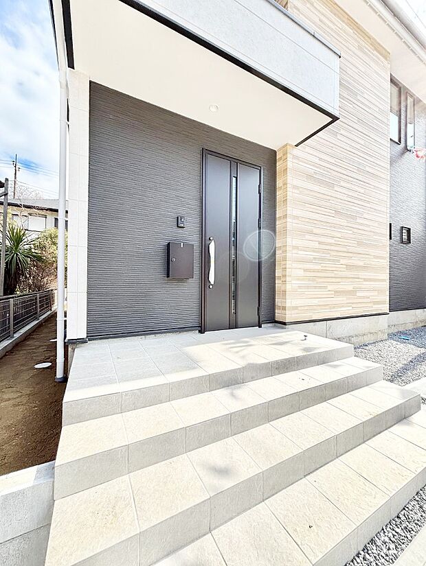 【玄関】玄関前は雨が降っても濡れにくい屋根付き