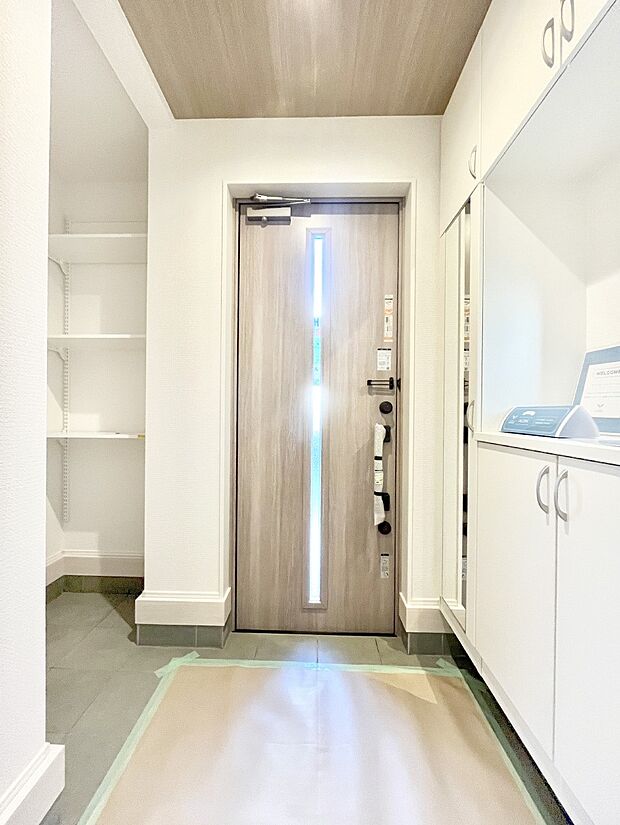 【玄関】明るい玄関はお客様をお出迎えするのにぴったりです！