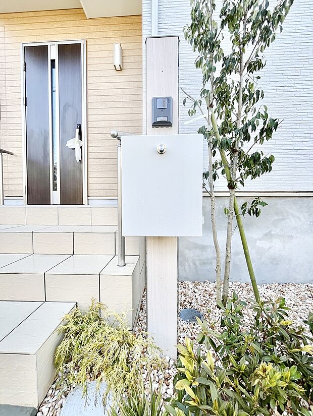 【その他現地】シンプルデザインのポスト。