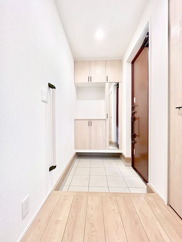 【玄関】明るい玄関はお客様をお出迎えするのにぴったりです!