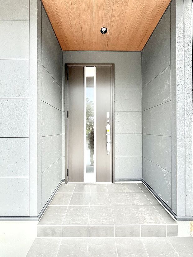 【玄関】大切な家族、来客を出迎える玄関。