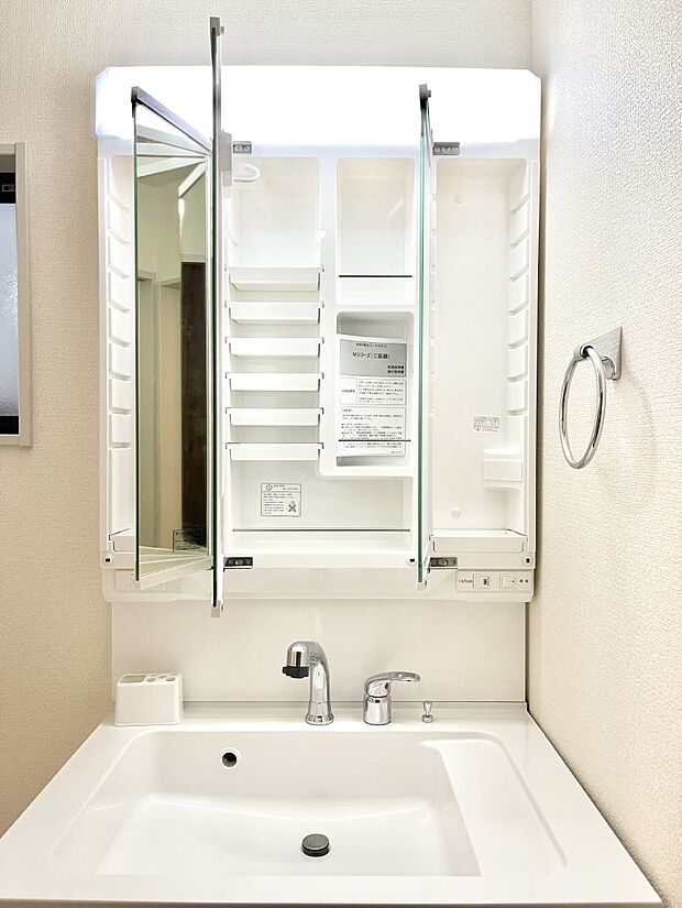 【三面鏡裏収納】三面鏡の裏に、化粧品や衛生用品などを収納可能。洗面台をすっきりと保ちます!