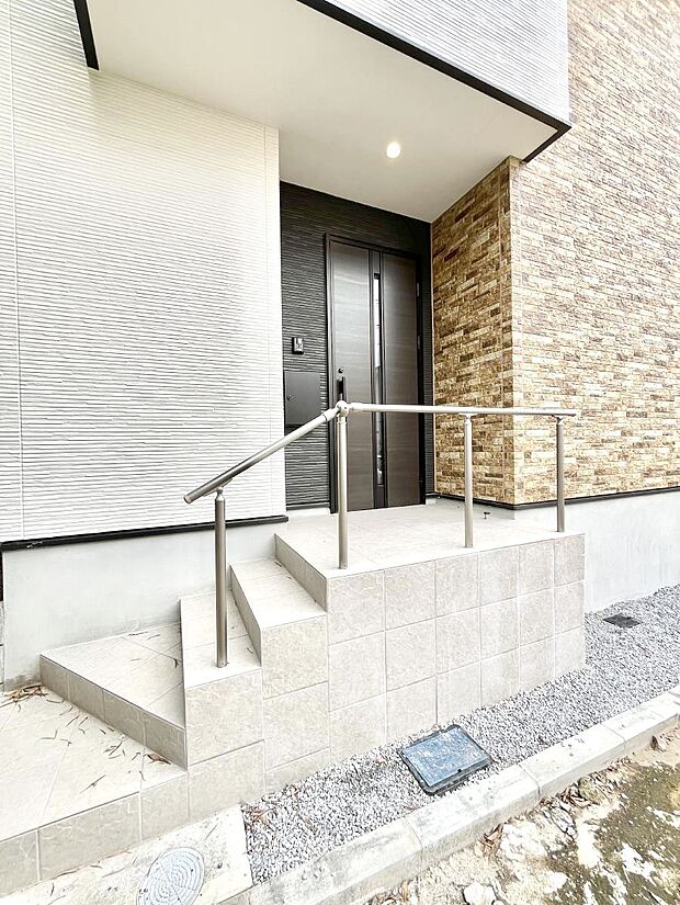 【玄関】大切な家族、来客を出迎える玄関。