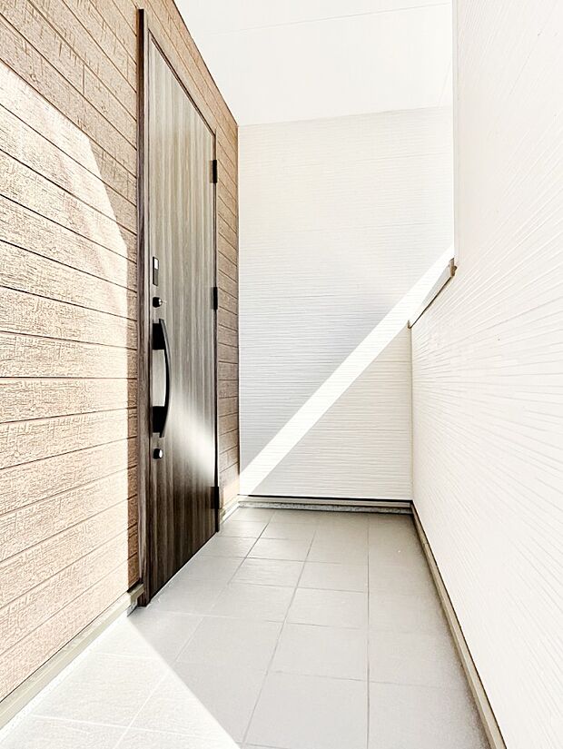 【玄関】大切な家族、来客を出迎える玄関。