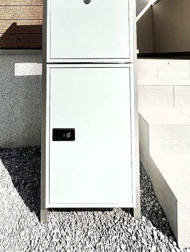 【その他現地】荷物の受け取りが多い方も安心!不在時にも荷物が受け取れる宅配BOX付きです。