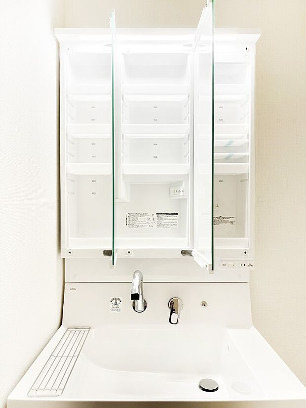 【三面鏡裏収納】三面鏡の裏に、化粧品や衛生用品などを収納可能。洗面台をすっきりと保ちます!