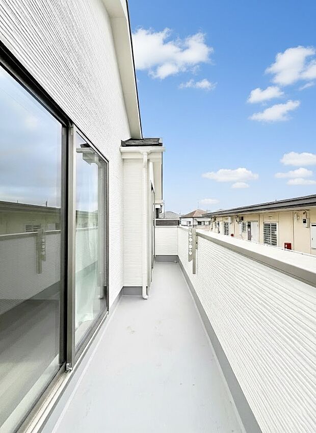 【バルコニー】暖かな陽光が降り注ぐバルコニーはお洗濯におすすめ。爽やかな風も心地よいです。 