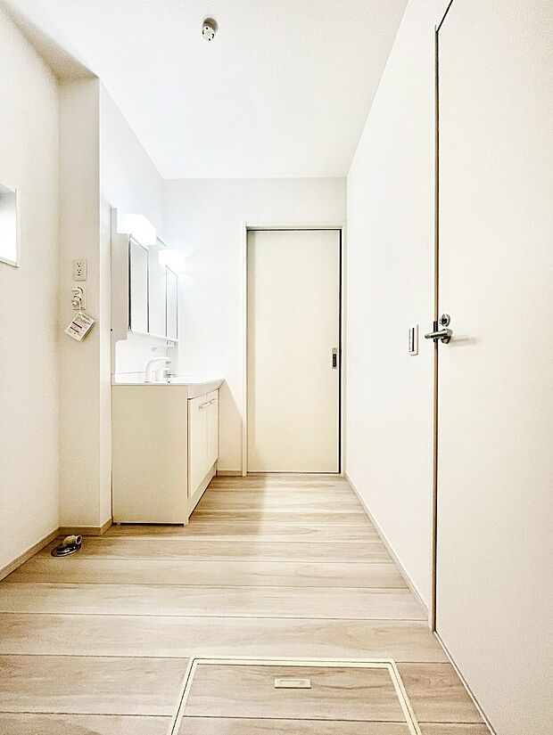 【ランドリースペース】ゆとりの洗面スペースで朝の身支度もラクラク