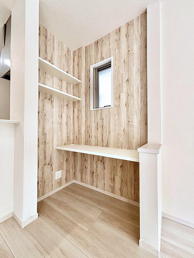 【その他内観】スタディカウンターはお子様の宿題やテレワークに便利ですね。