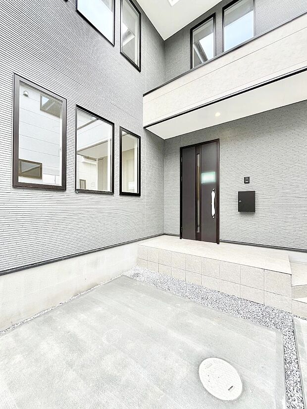 【玄関】シンプルで落ち着いた雰囲気の玄関でご家族やお客様をお出迎え!