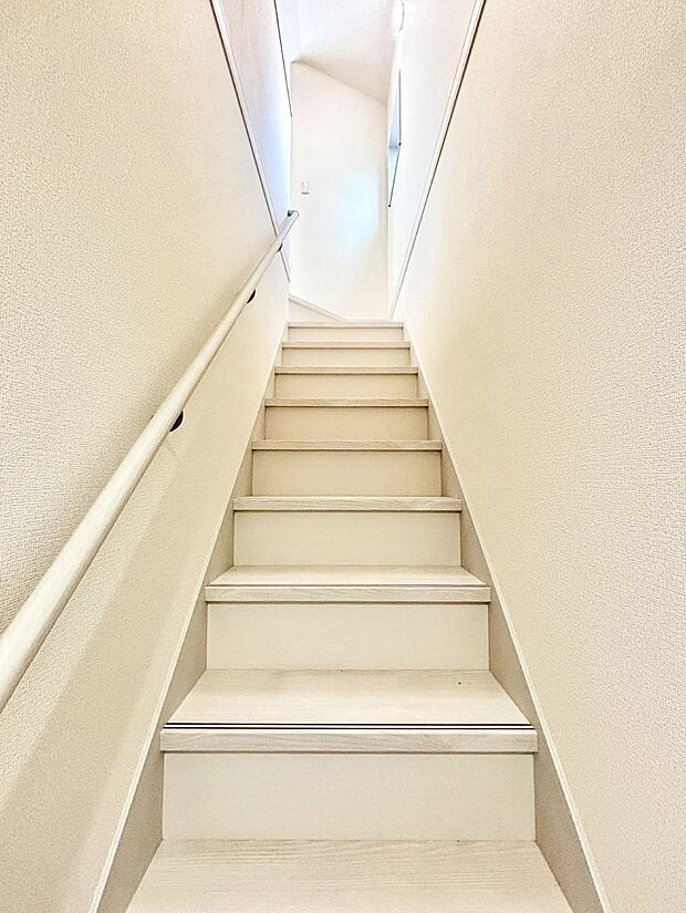 【その他内観】階段は手すり付きなので小さなお子さまやご高齢の方も安心です