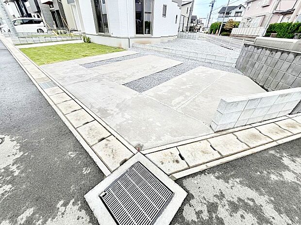 【駐車場】駐車2台可能！急なお客様の駐車に。また、ご家族の自転車スペースとしても大活躍。