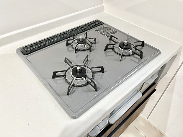 【Siセンサーコンロ】ガスコンロはSiセンサー搭載。火力調節や焦げ付き・消し忘れも防いでくれます。